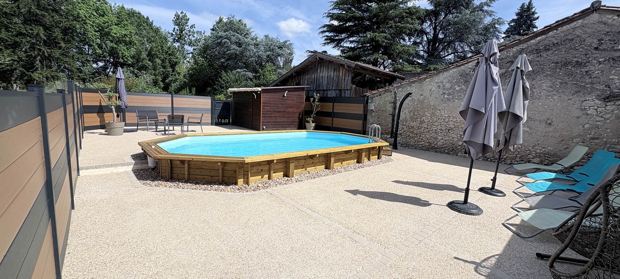 Piscine - transats - salon jardin - parasol
