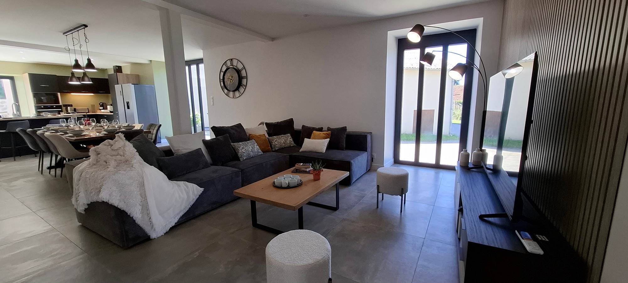 Grand salon pour 10 avec TV wifi jeux de société