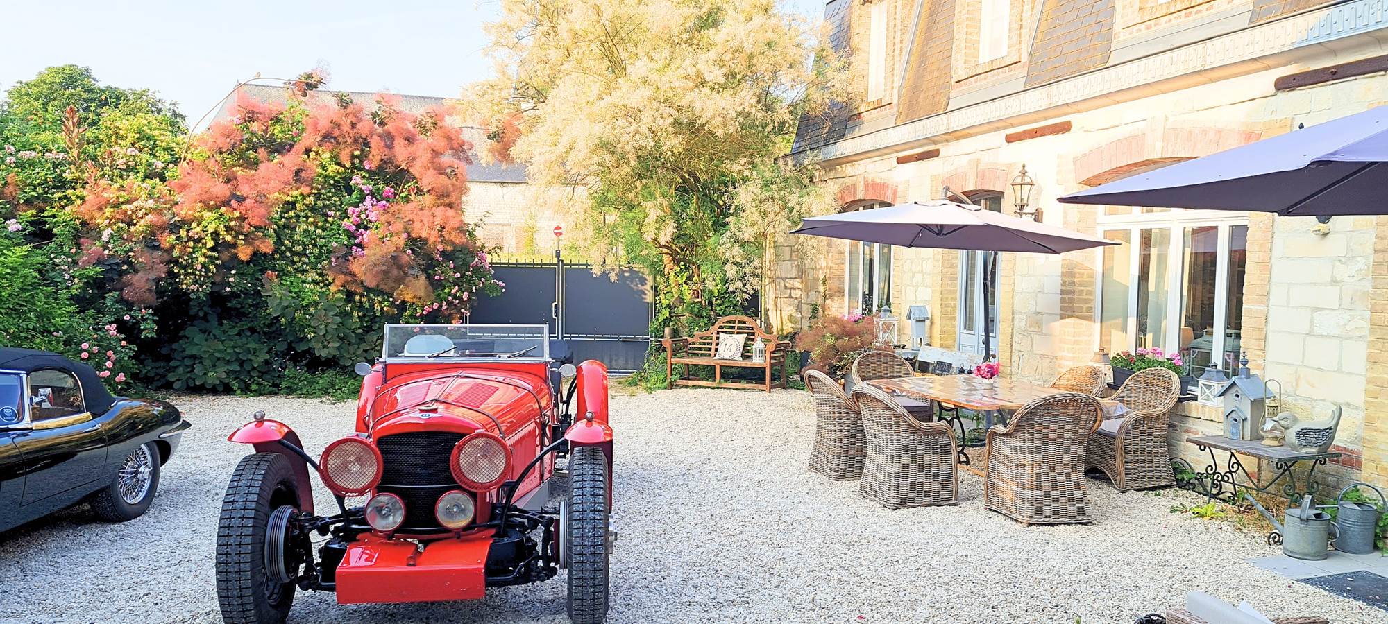 Cour intérieure et belle voiture