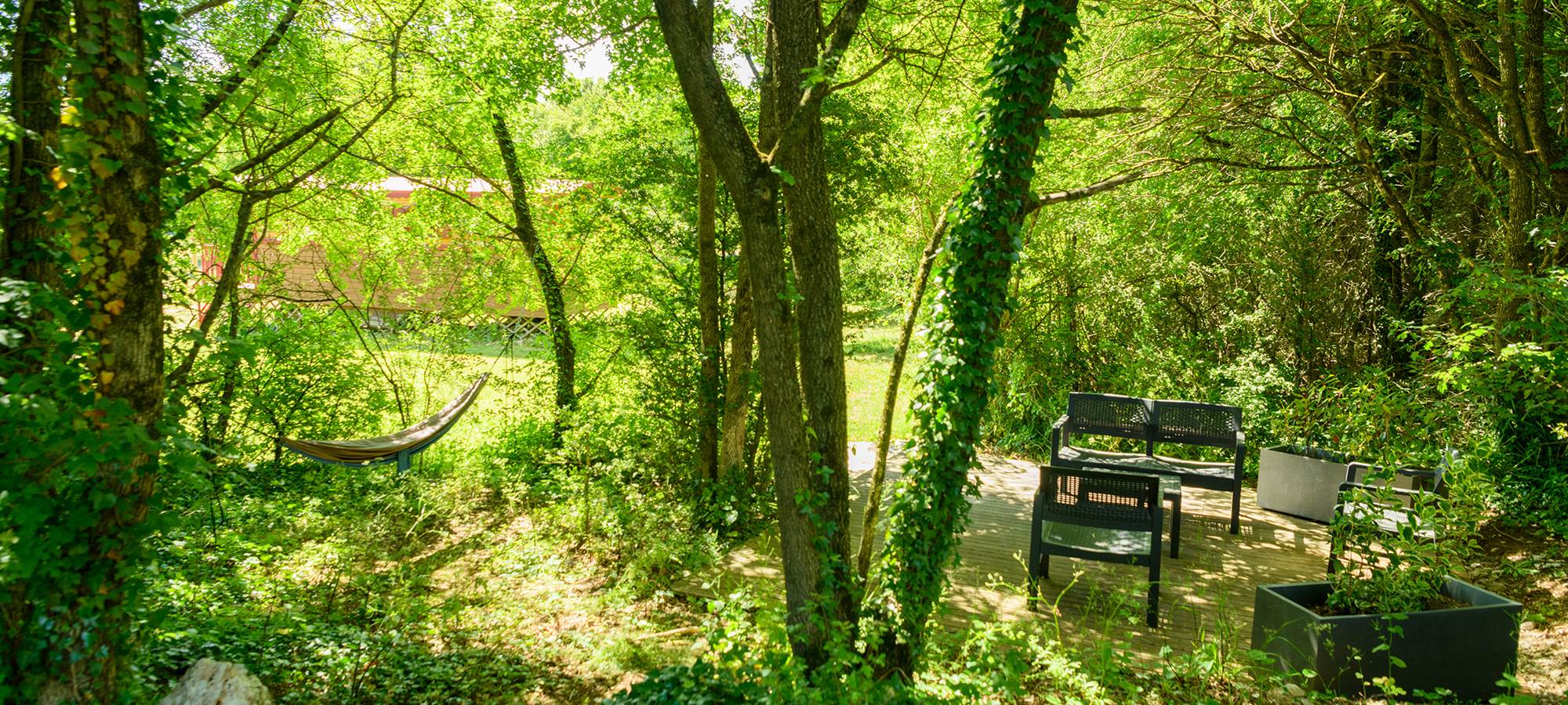 Grande terrasse de la roulotte Rouge avec salon et hamac