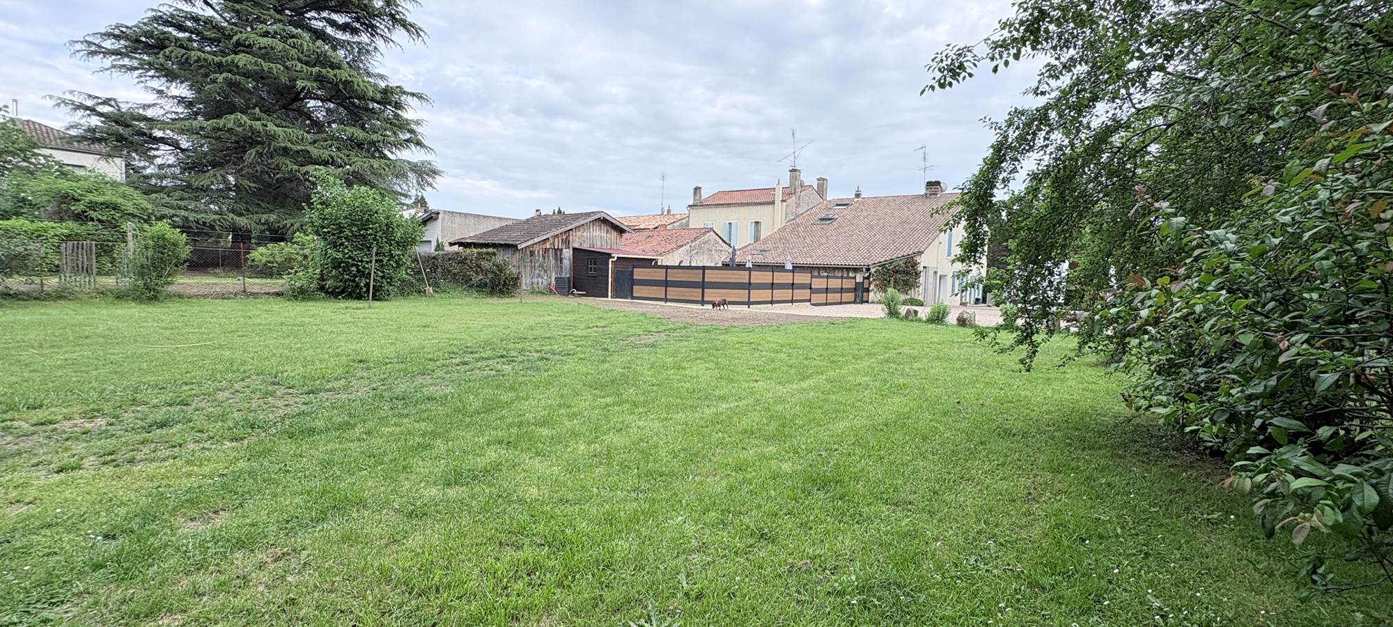 Vue domaine depuis jardin