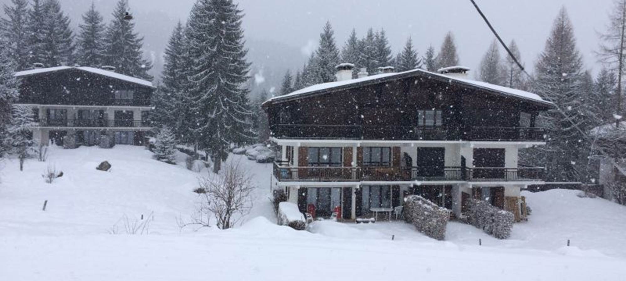 L'appartement est au 1er étage (angle gauche). Photo prise depuis la piste du Mowgli