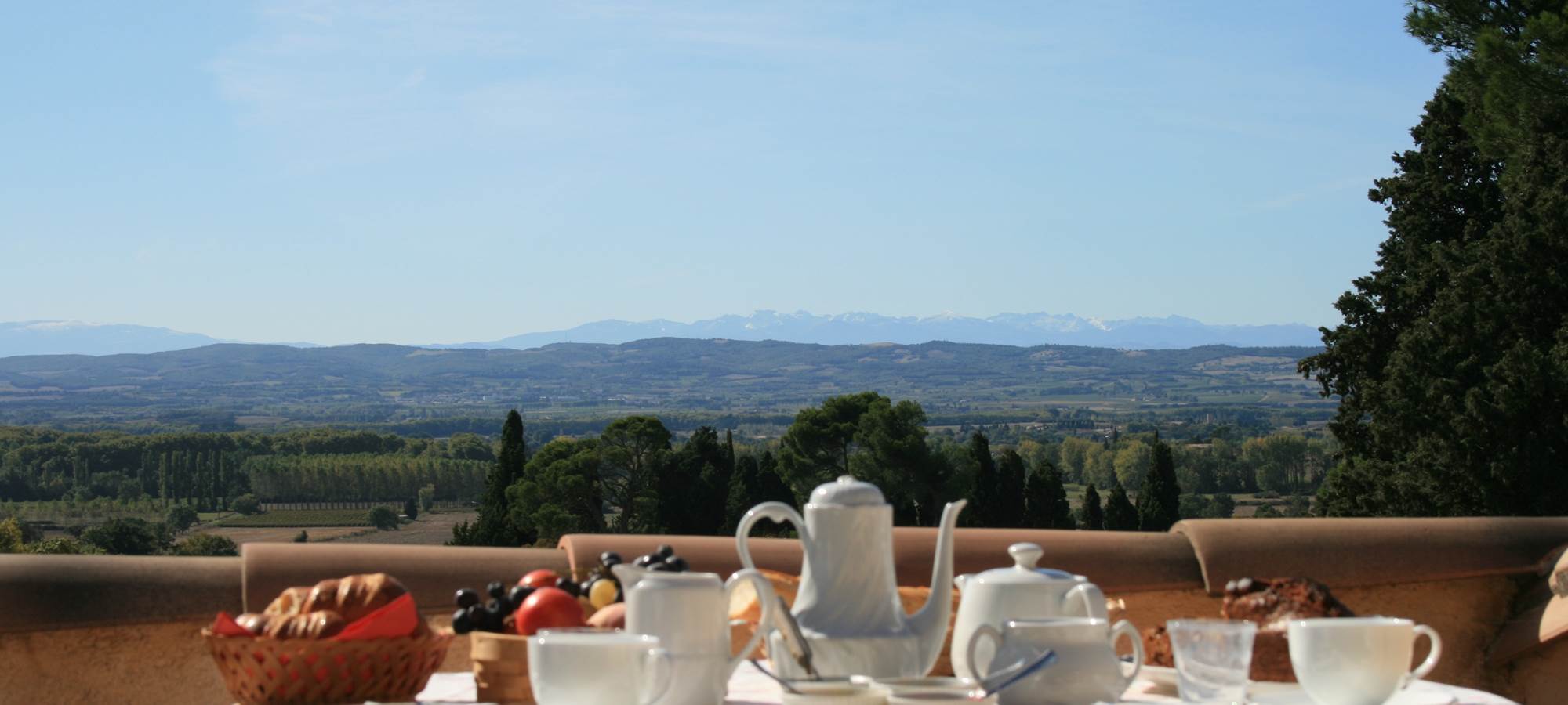 Petit déjeuner aux chambres d'hôtes la Rougeanne avec vue sur les Pyrénées