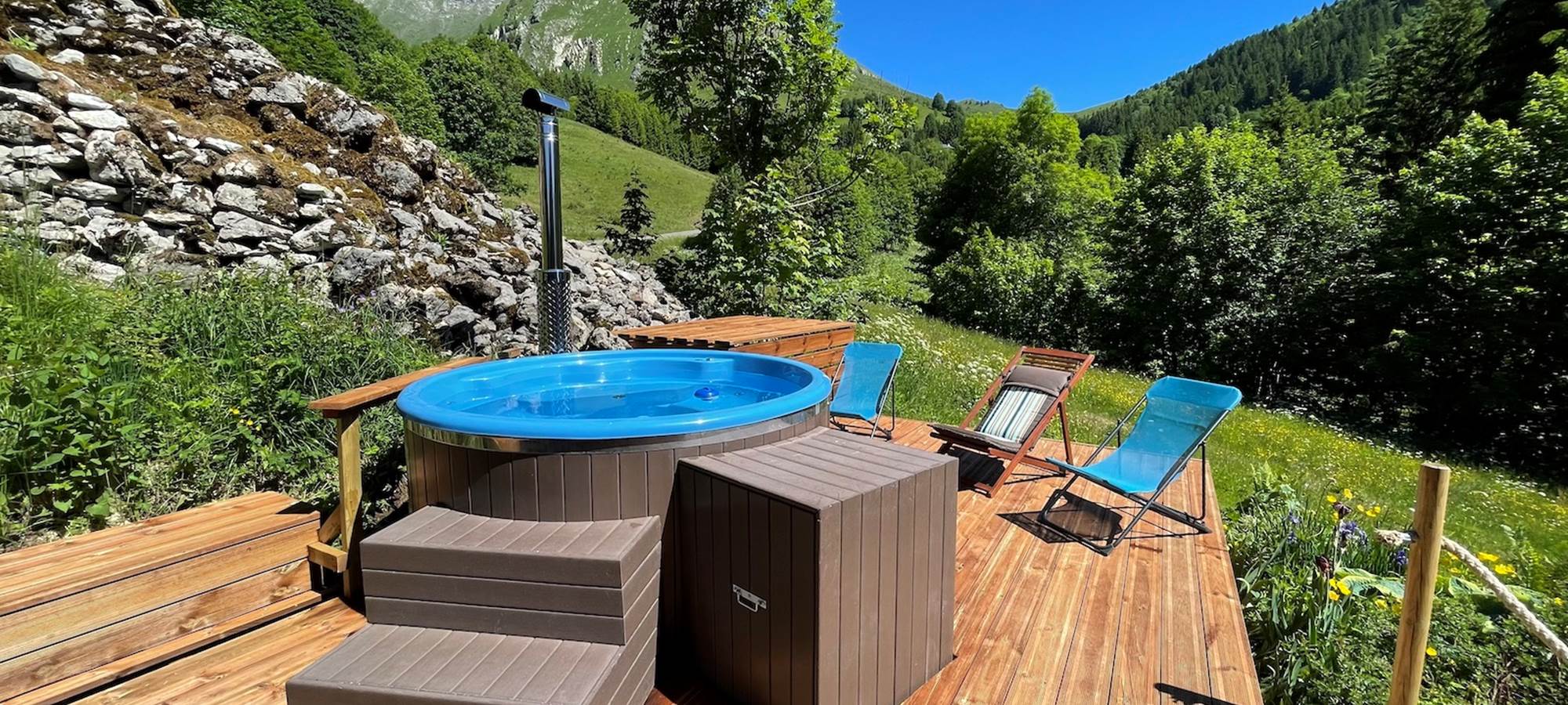 Détente profonde dans cette eau chaude face à la montagne et ses alpages.