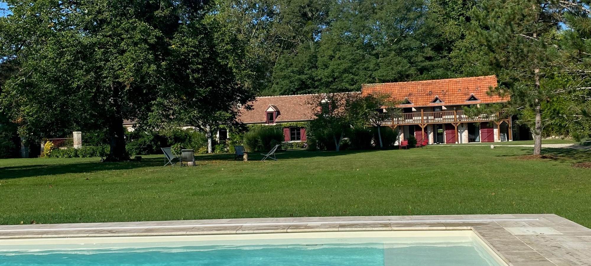 La piscine est à distance de la maison, mais elle est proche de la nature pour vous détendre et vous reposer sur le son des oiseaux.