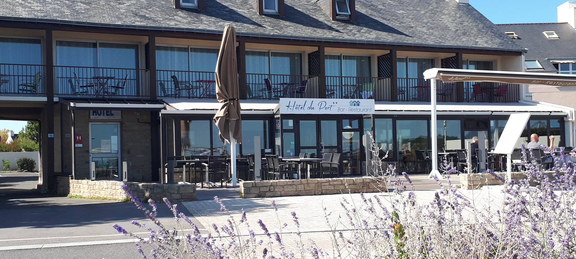 Le bâtiment avec nos chambres au 1er étage toutes tournées vers l'océan