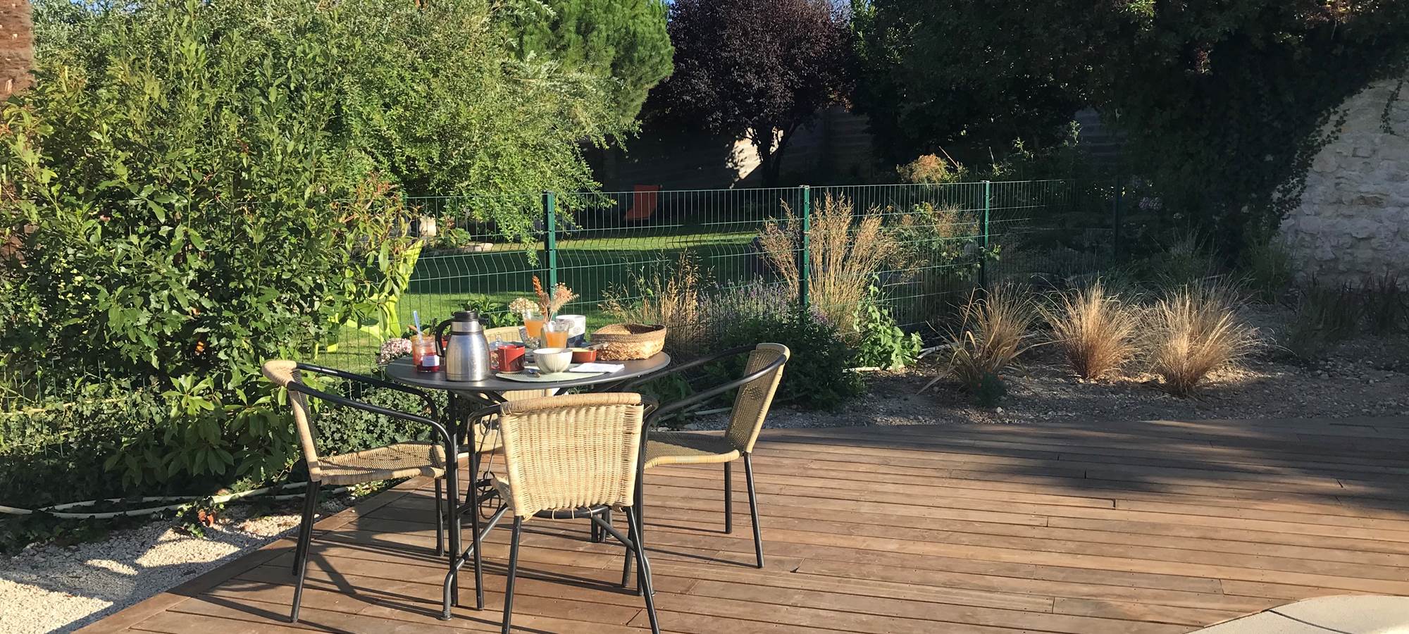 petit déjeuner sur la terrasse piscine