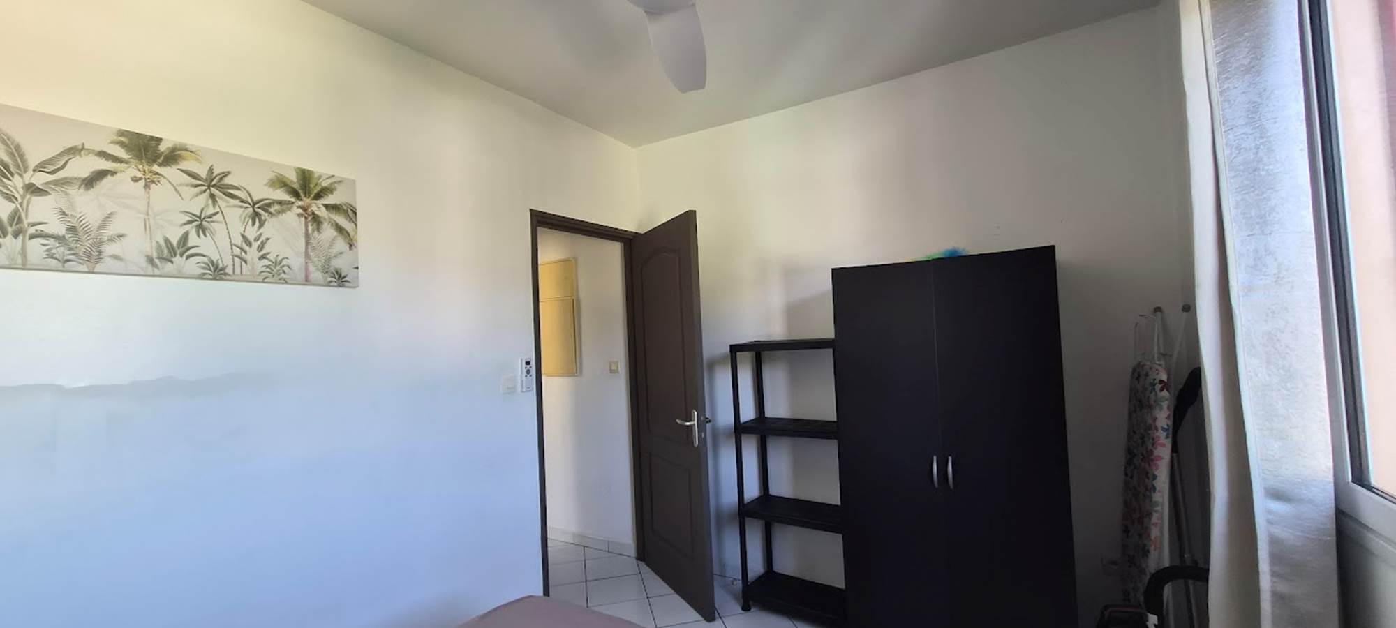 T2 Le Frangipanier chambre, armoire, étagère, climatiseur