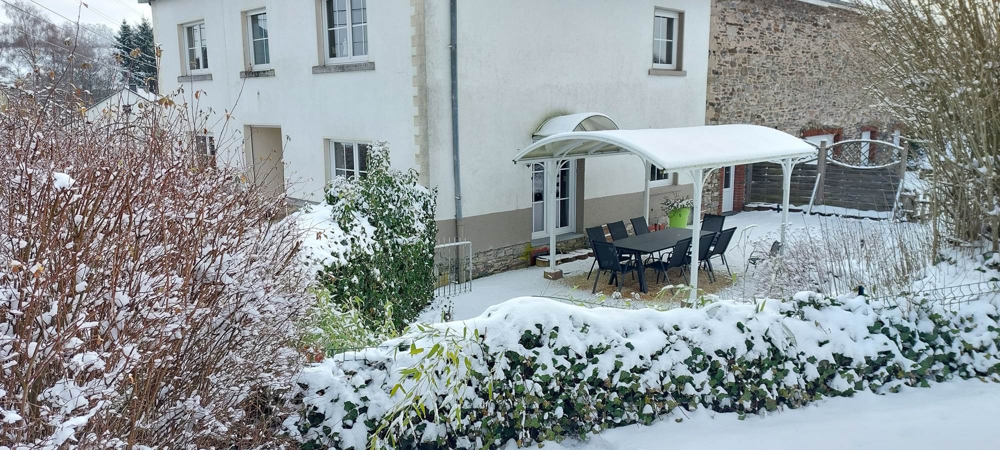 la terrasse du logis sous la neige