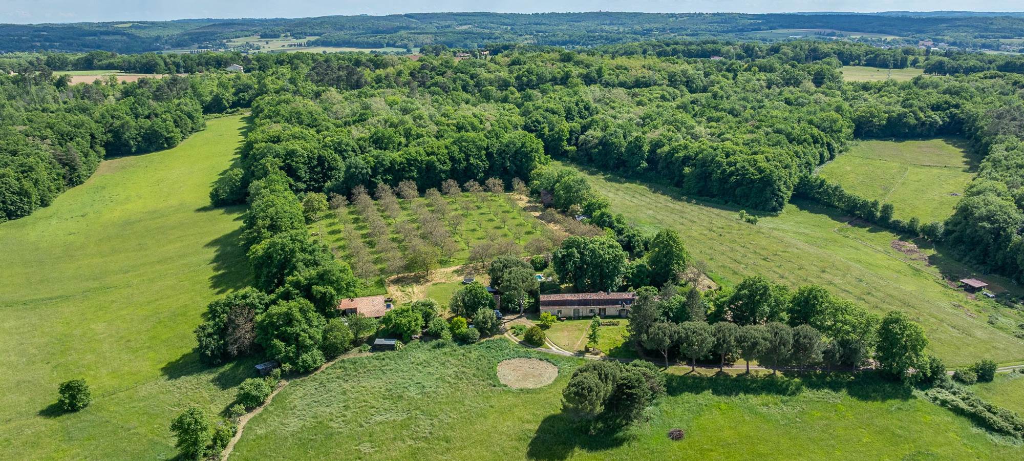 Domaine INYAQAB Cause de Clérans gîte et cabanes perchées crédit photo logadrone