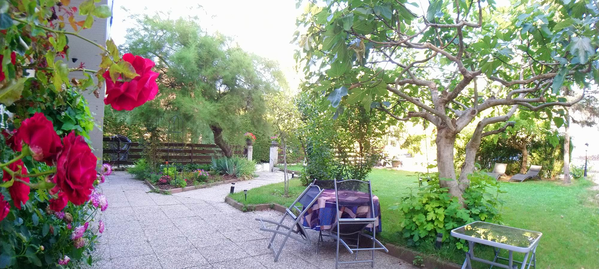 Terrasse-studio-exterieur-les-gites-de-josefine-et-voltaire-ornex-ferney-voltaire-genève-aeroport