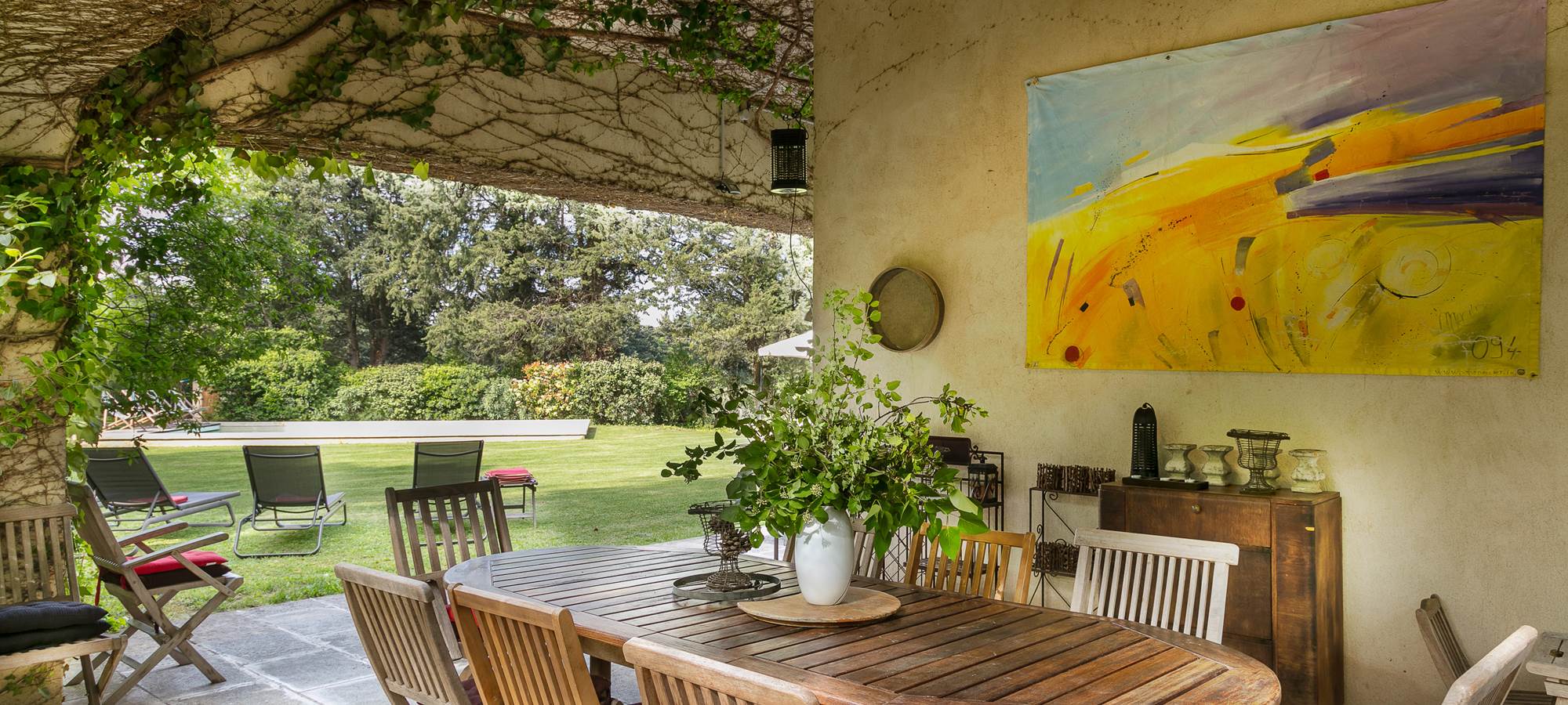 Salle à manger extérieure abritée