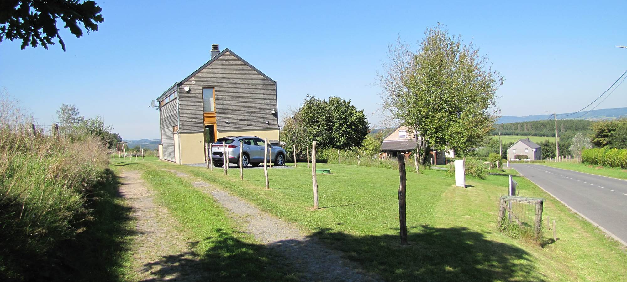 Maison, allée et rue