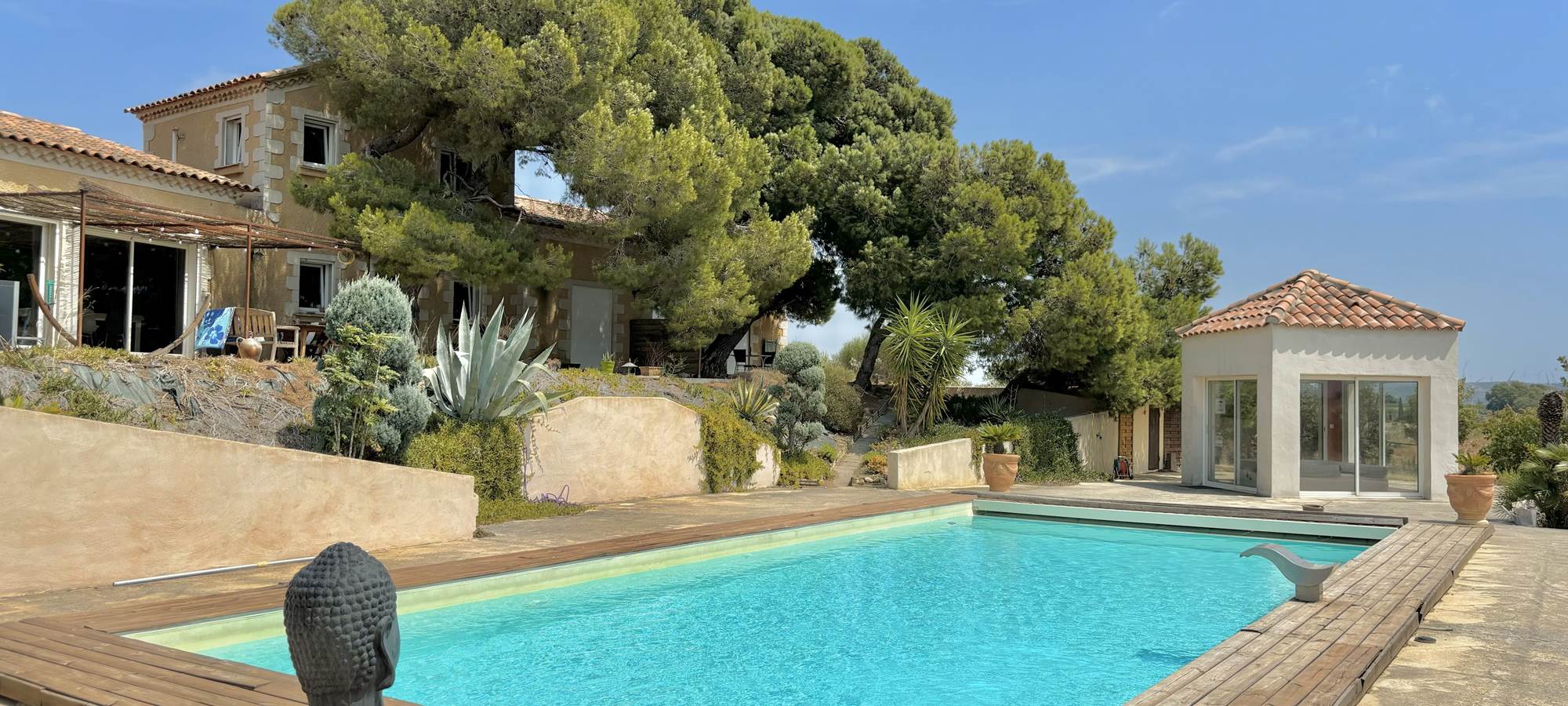 belle demure sous les pins avec grande piscine et spa