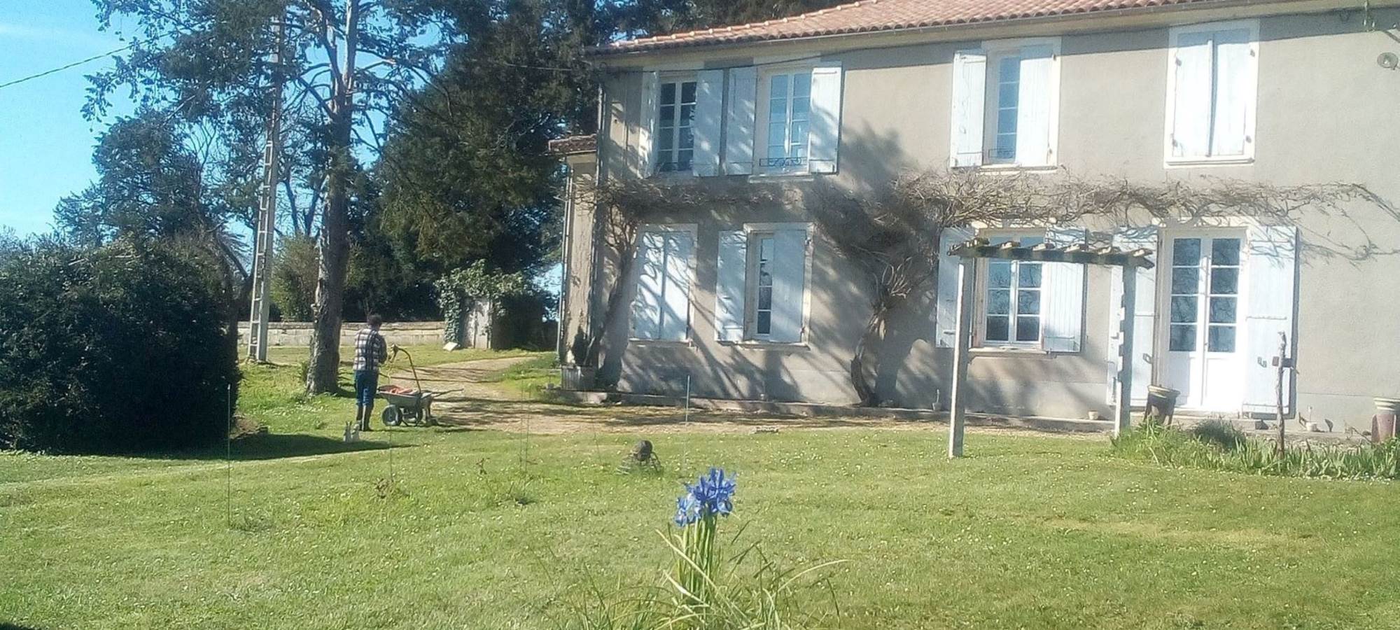 Voici la façade tournée vers la rivière. L'entrée, les chambres et la salle de réception se trouvent de ce côté.