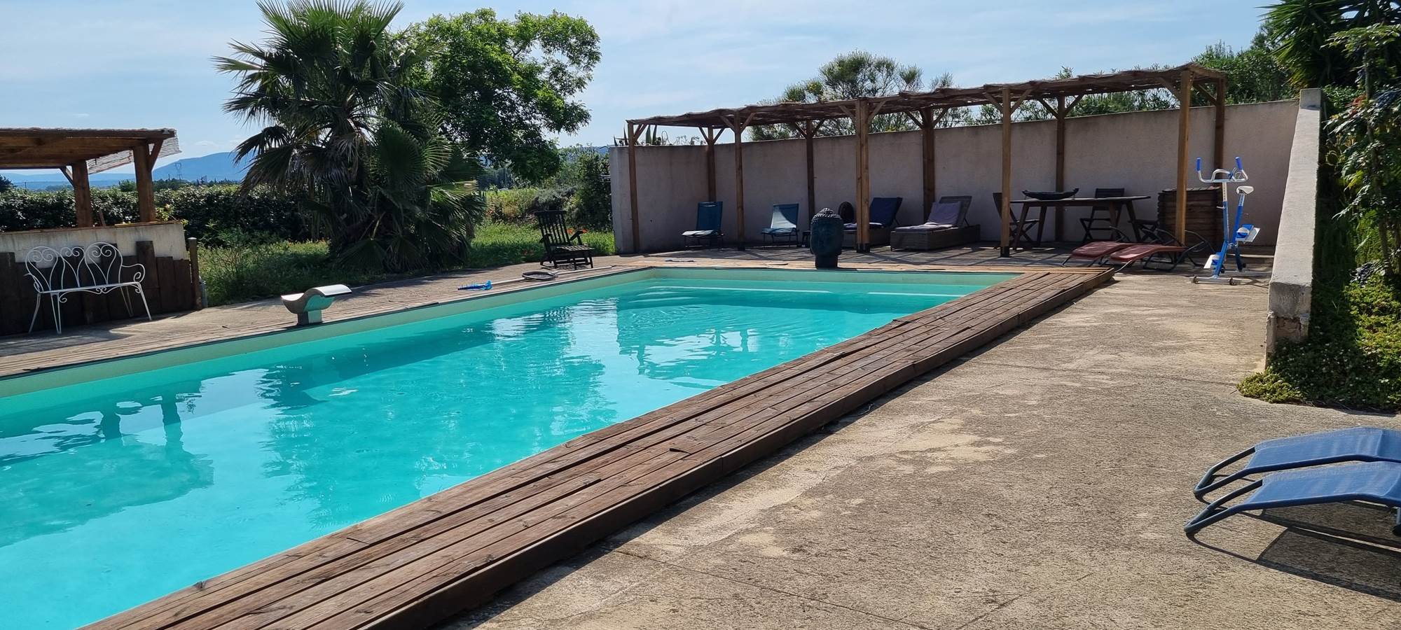 ombre sous pergola au bord de la piscine (1)