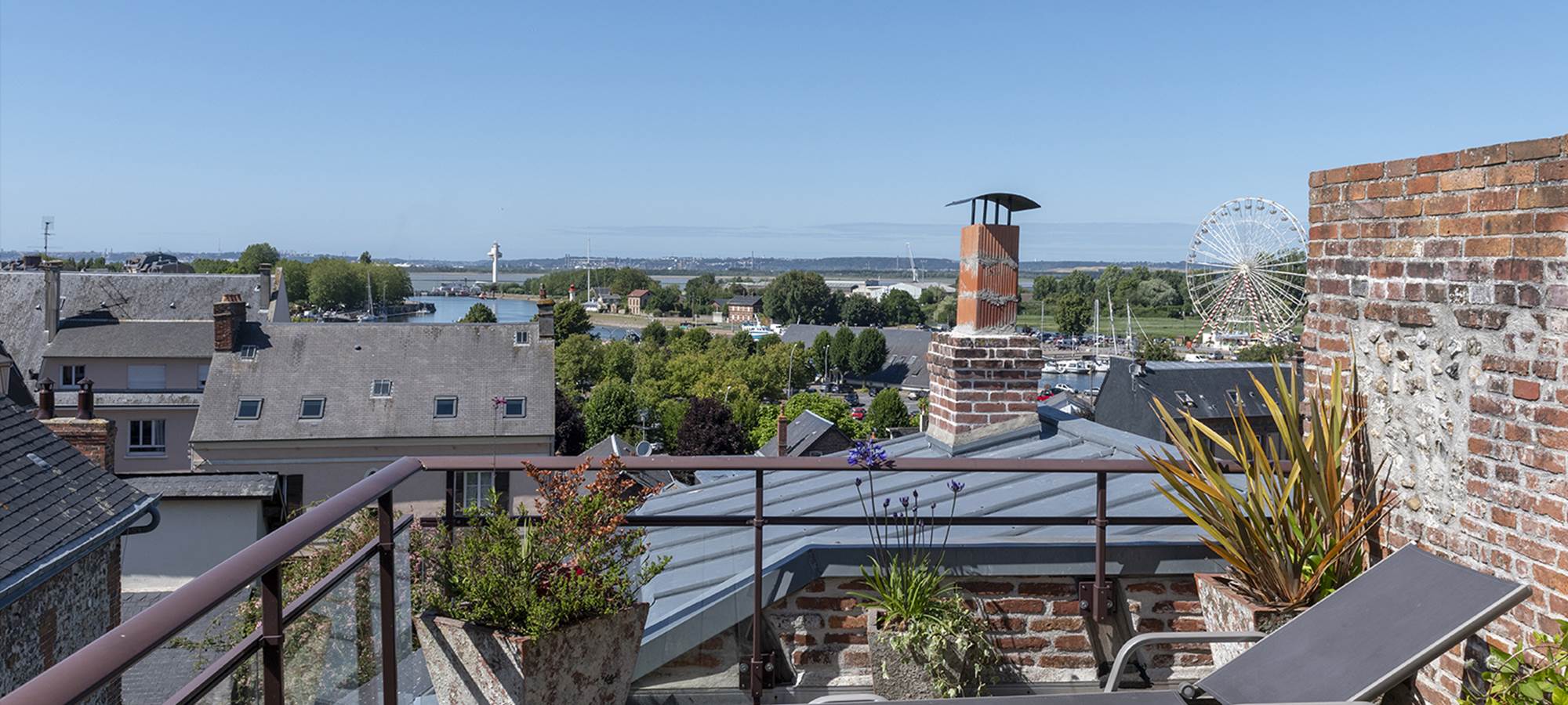 terrasse-vue-panorama-honfleur-chambres-hotes-calvados-normandie-couple