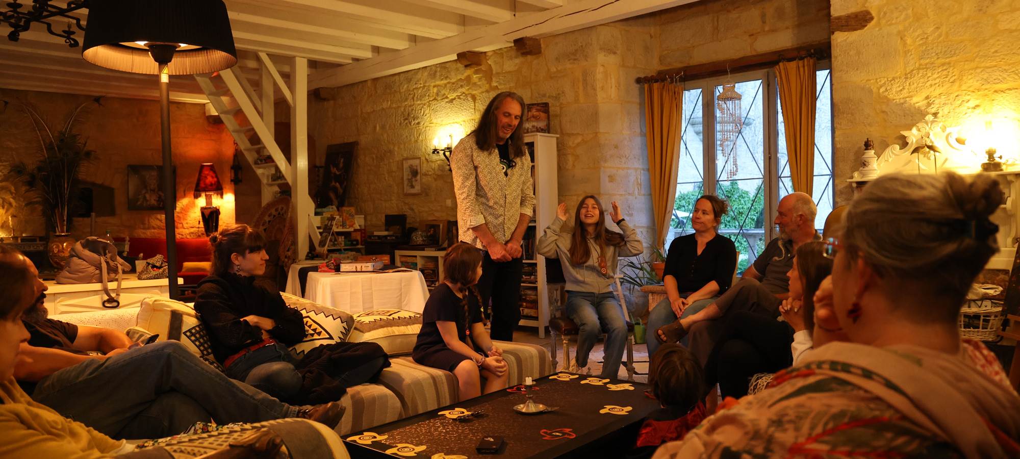 Enfants et parents profitant d’un séjour en famille au Château de Saint-Chamarand dans le Lot