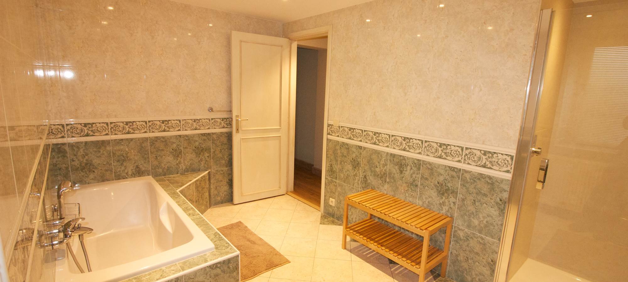 Grande salle de bain, bain,douche, w.c.séparé