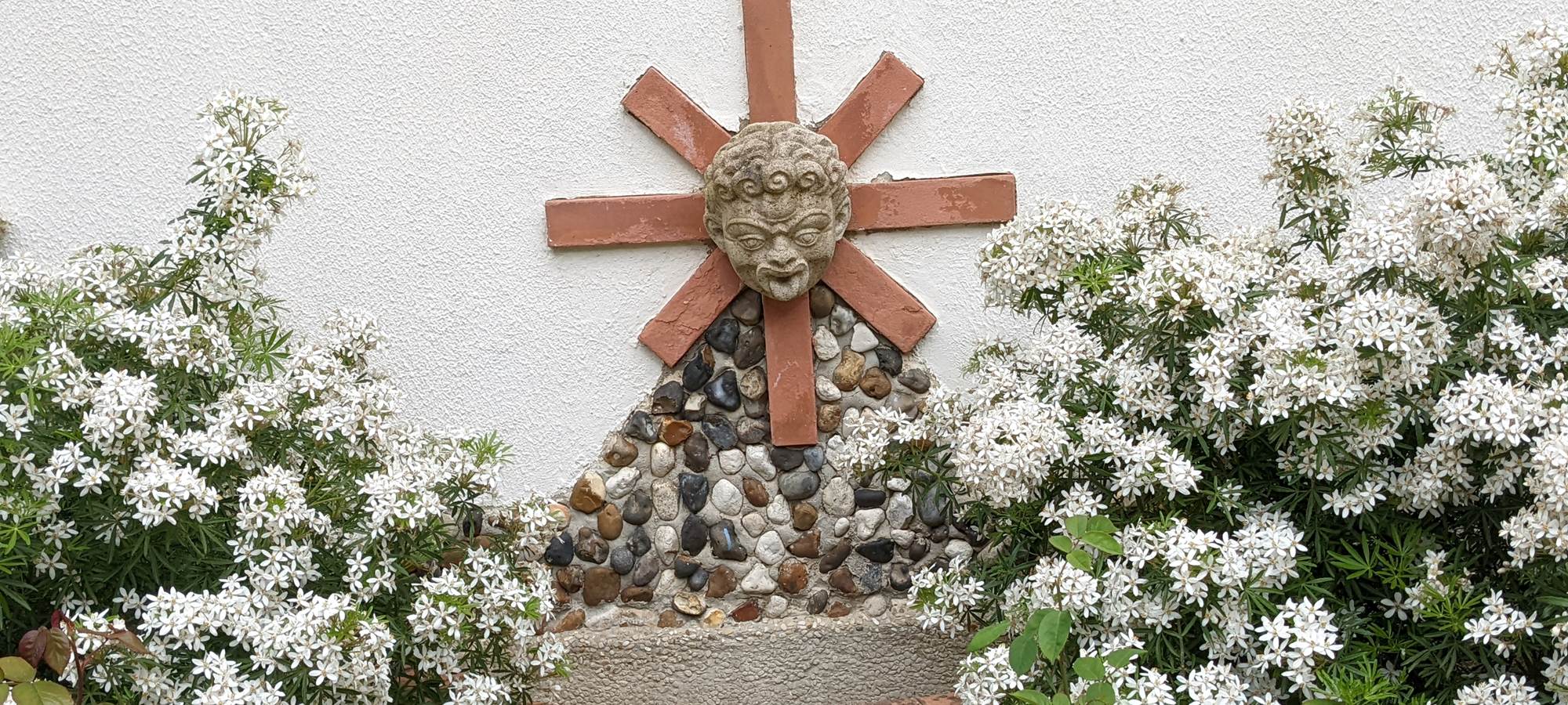 Détail dans le  parc (signé du soleil par l'architecte)