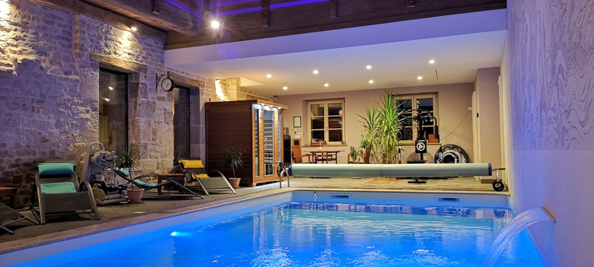 Découvrez la piscine intérieure chauffée du Relais des deux tours