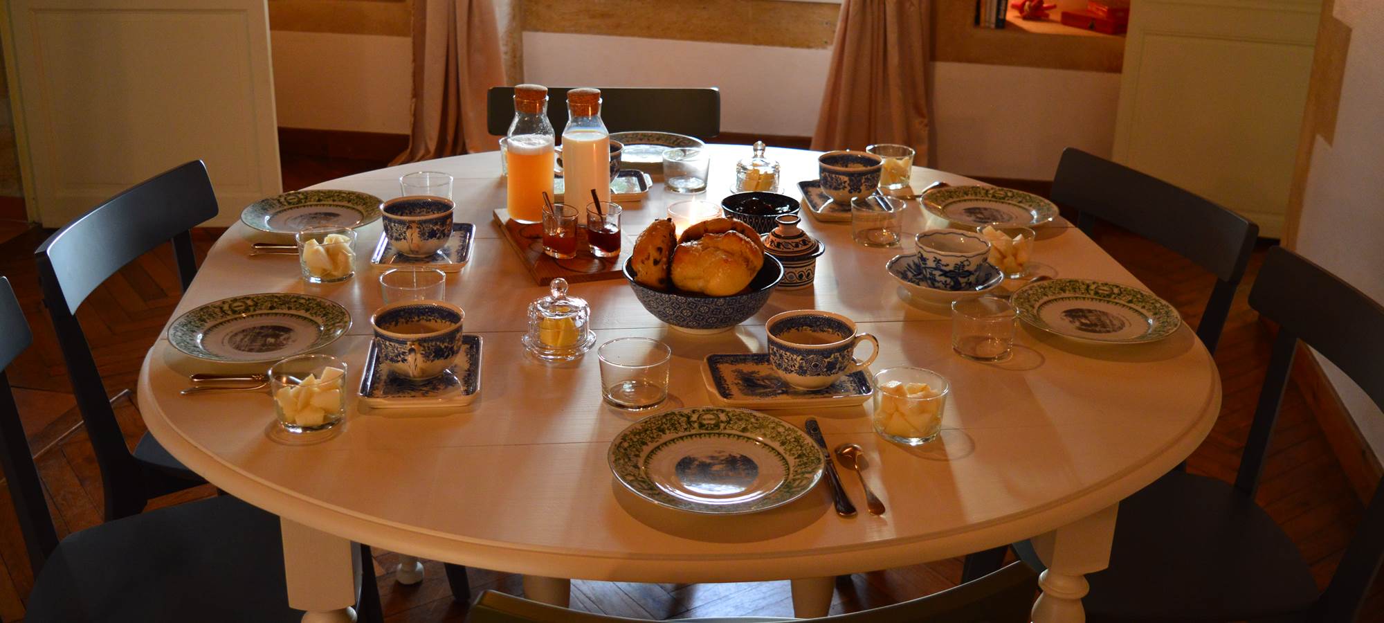 Le petit-déjeuner dans la salle à manger