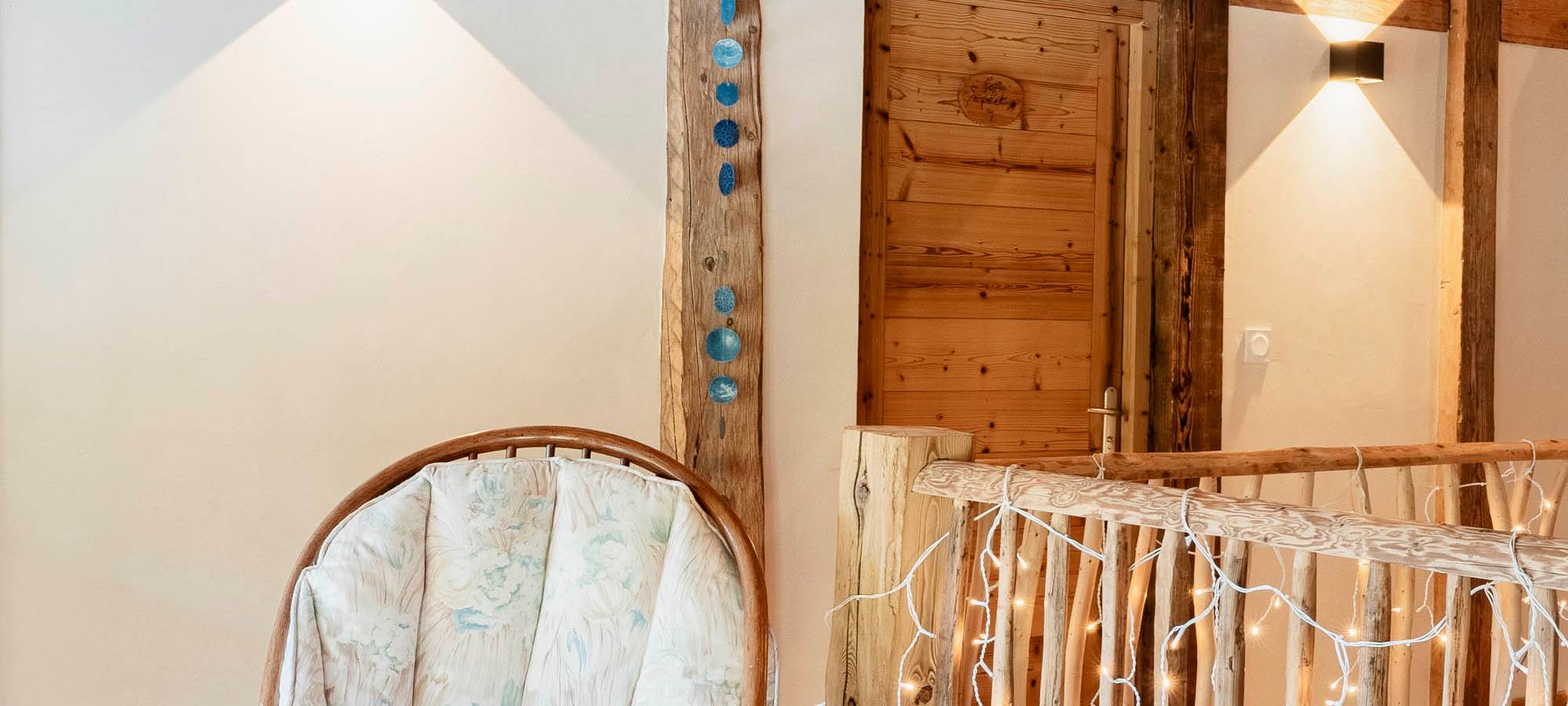 Coin lecture cocooning sur la mezzanne face à la forêt de sapins.