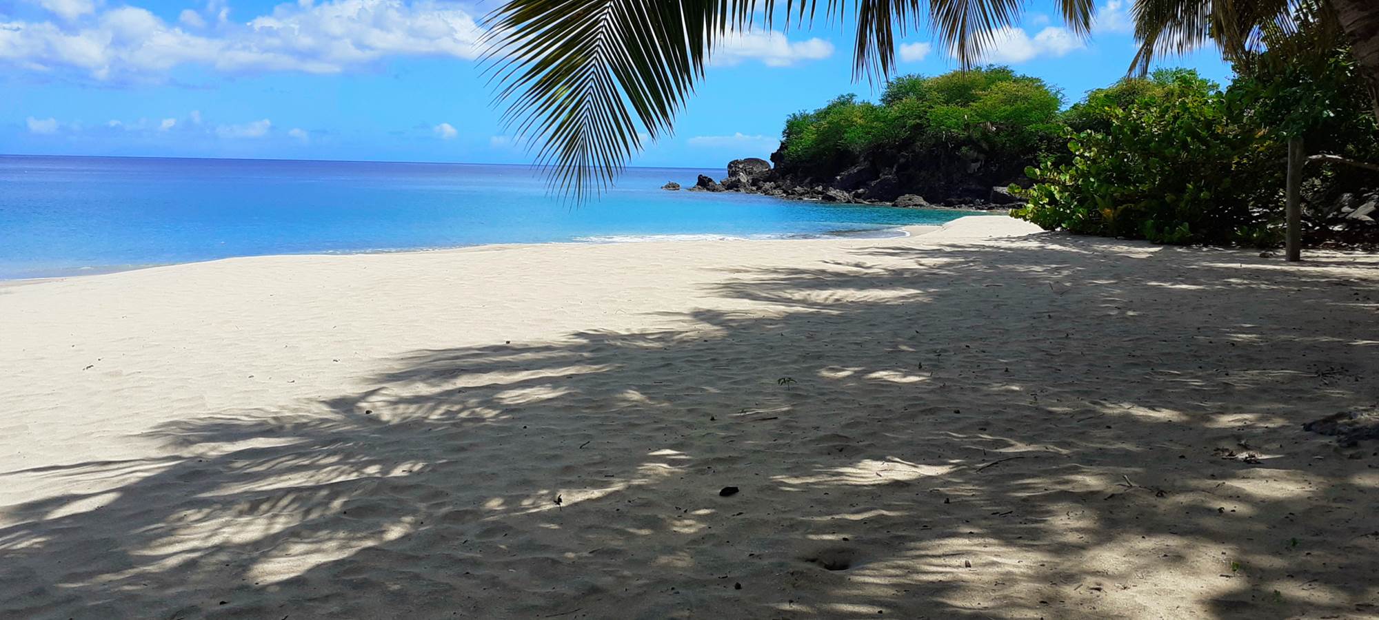 "Nous avons découvert avec délice la petite plage Leroux." - "We discovered with delight the small beach Leroux.” - "Descubrimos con delicia la pequeña playa Leroux."