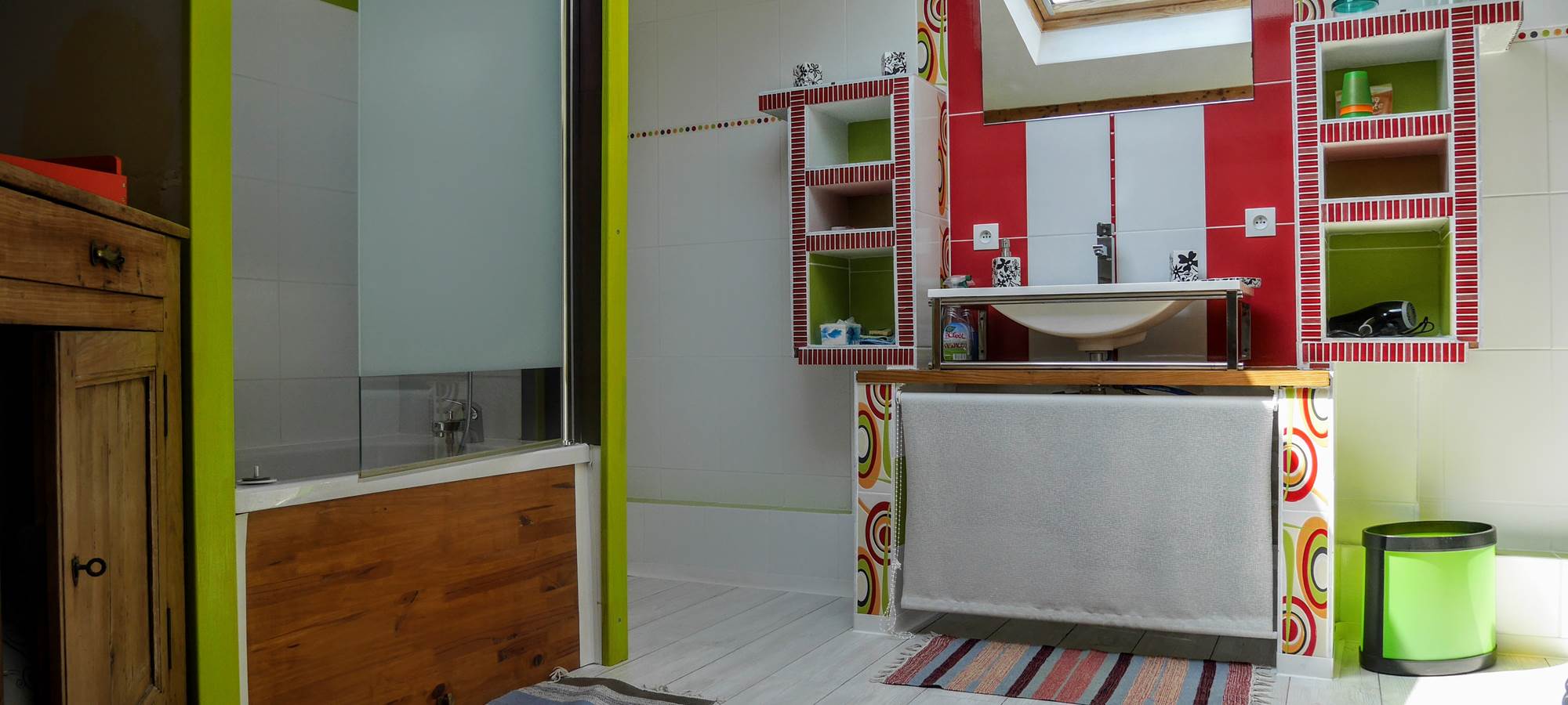 salle de bain à l'étage avec douche et toilette