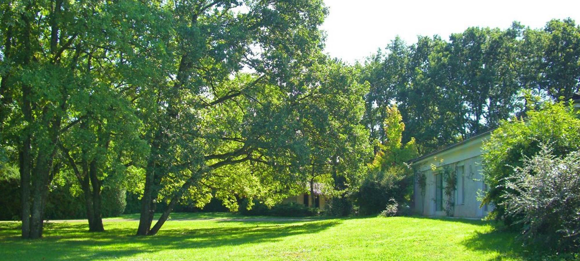 Le jardin devant les chambres