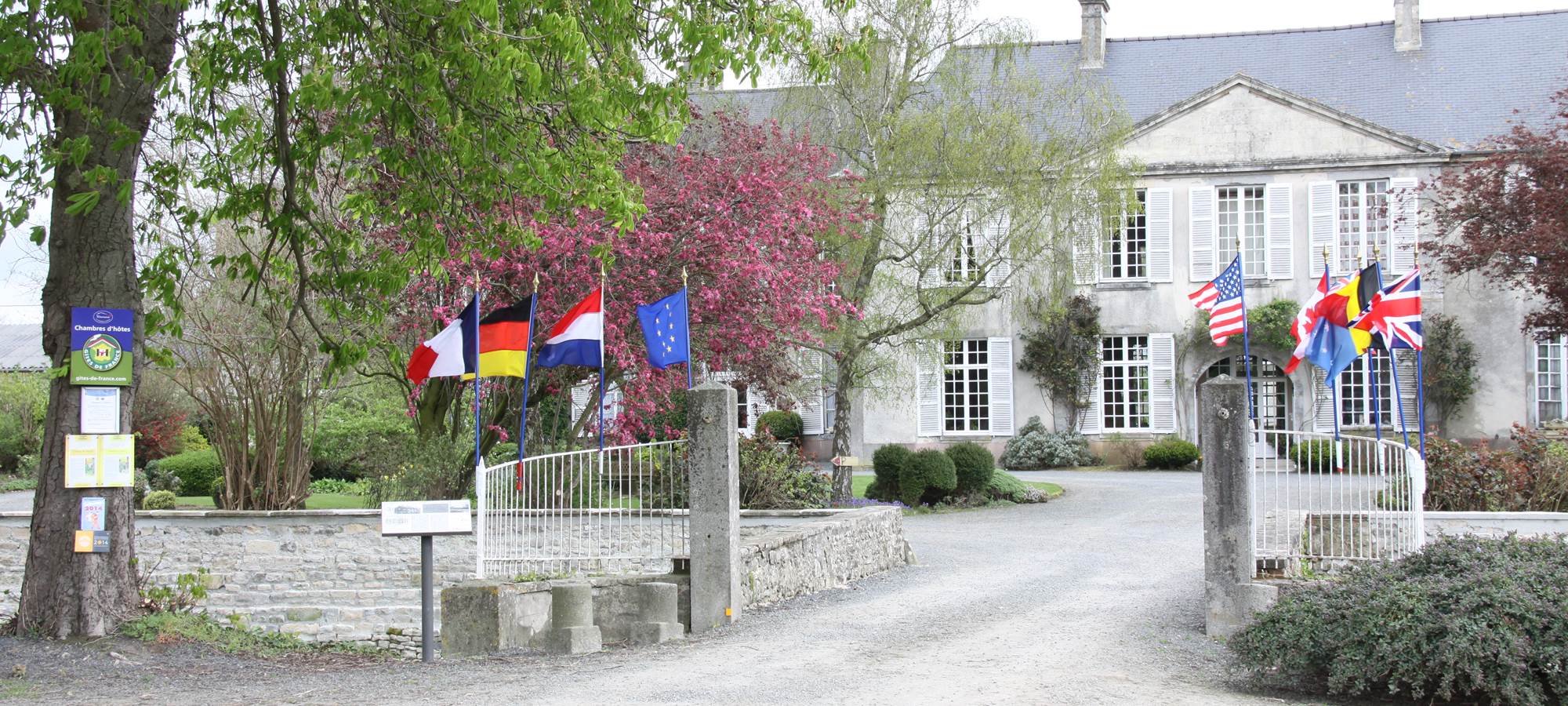 Le pont d'entée avec drapeaux