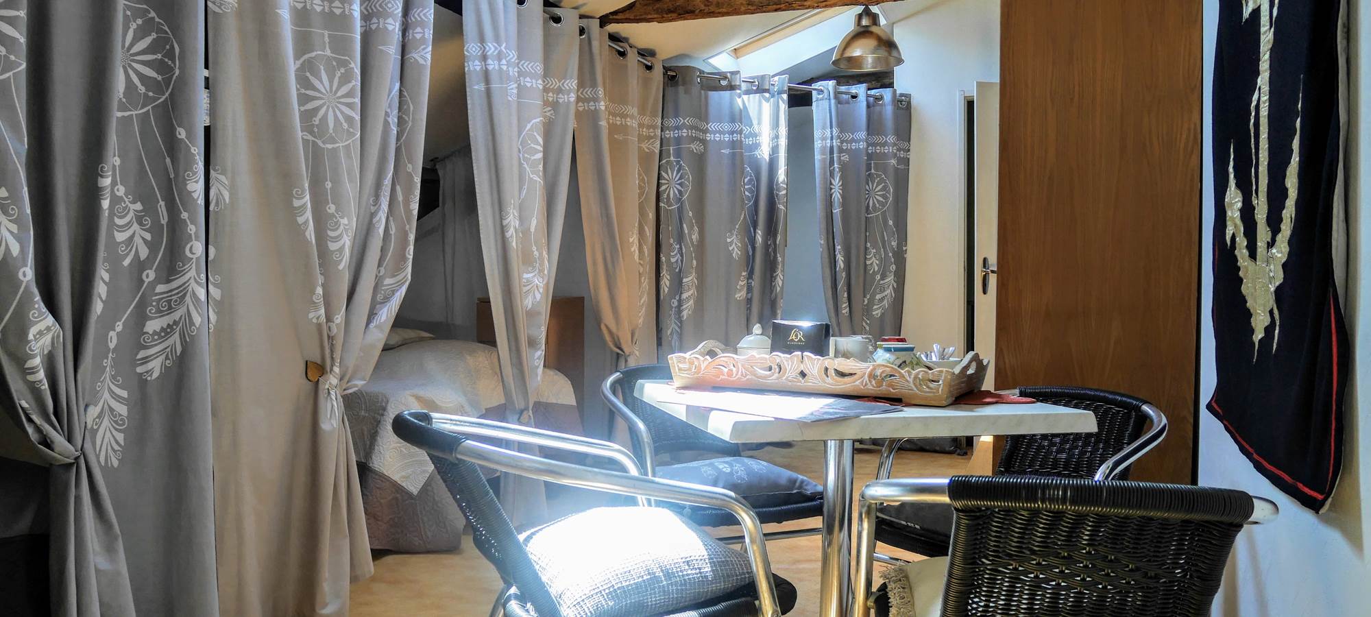 chambre dortoir 4 personnes à l'étage, climatisée, avec 2 lits en 120cm et 1 lit électrique en 140cm.