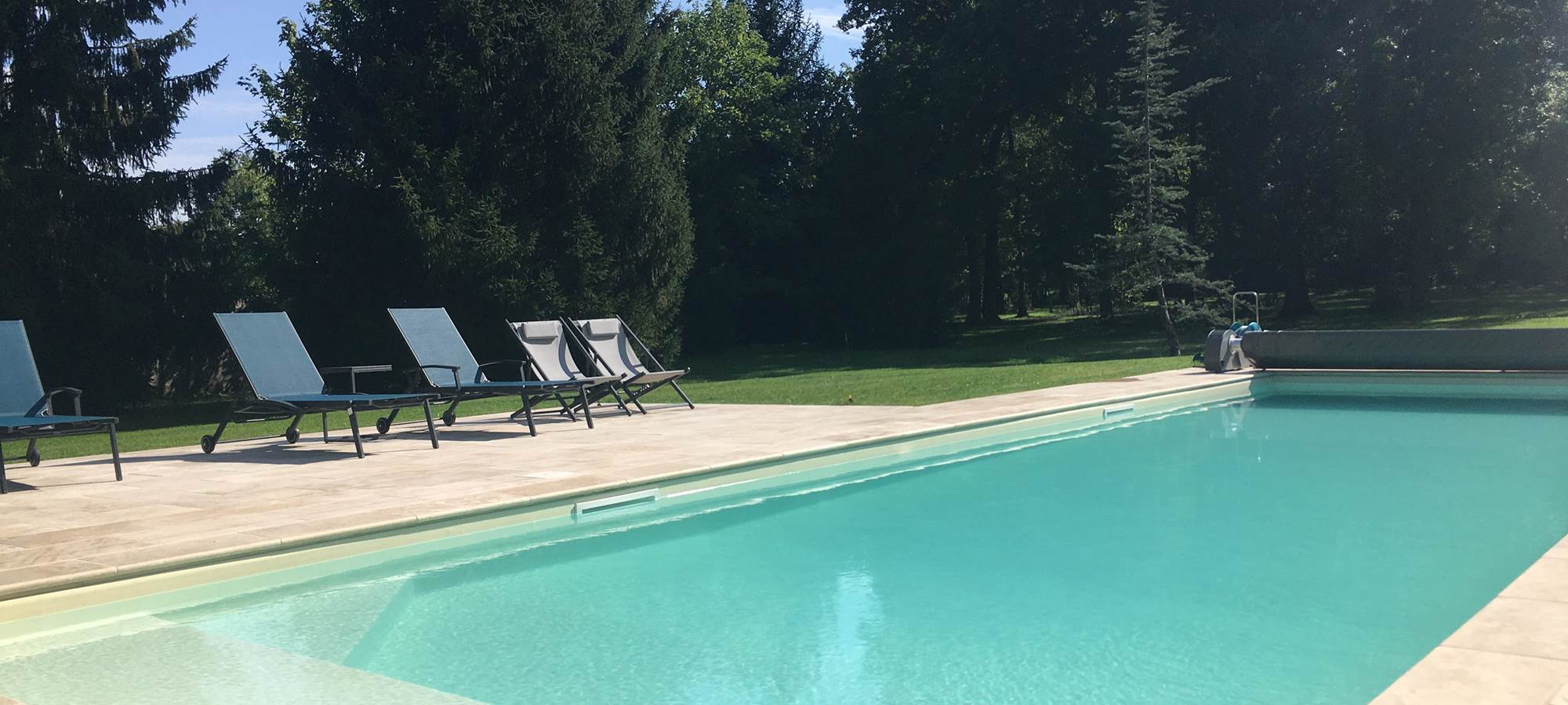 Piscine avec terrasse et transats