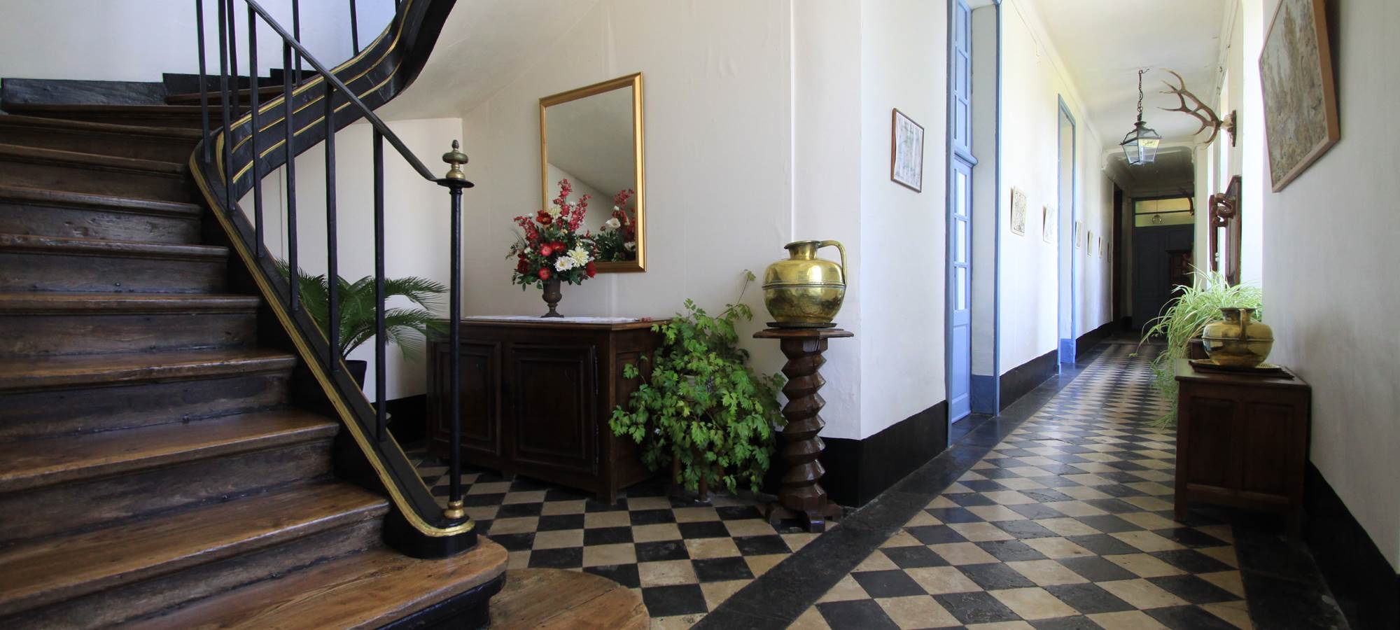 L'entrée et escalier des Hotes