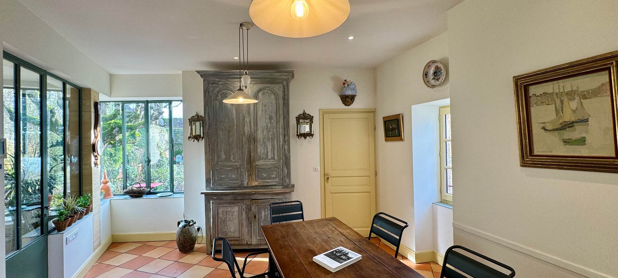 salle-a-manger-gite-domme-vue-jardin