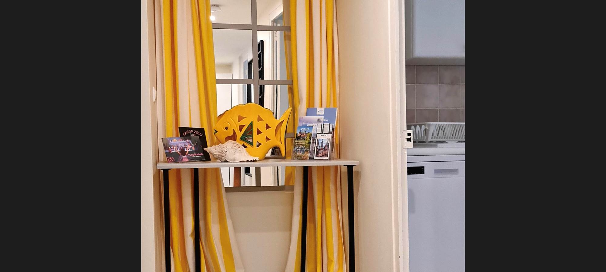 VILLA DU LAC VICHY - couloir : à droite cuisine . à gauche salle de bain