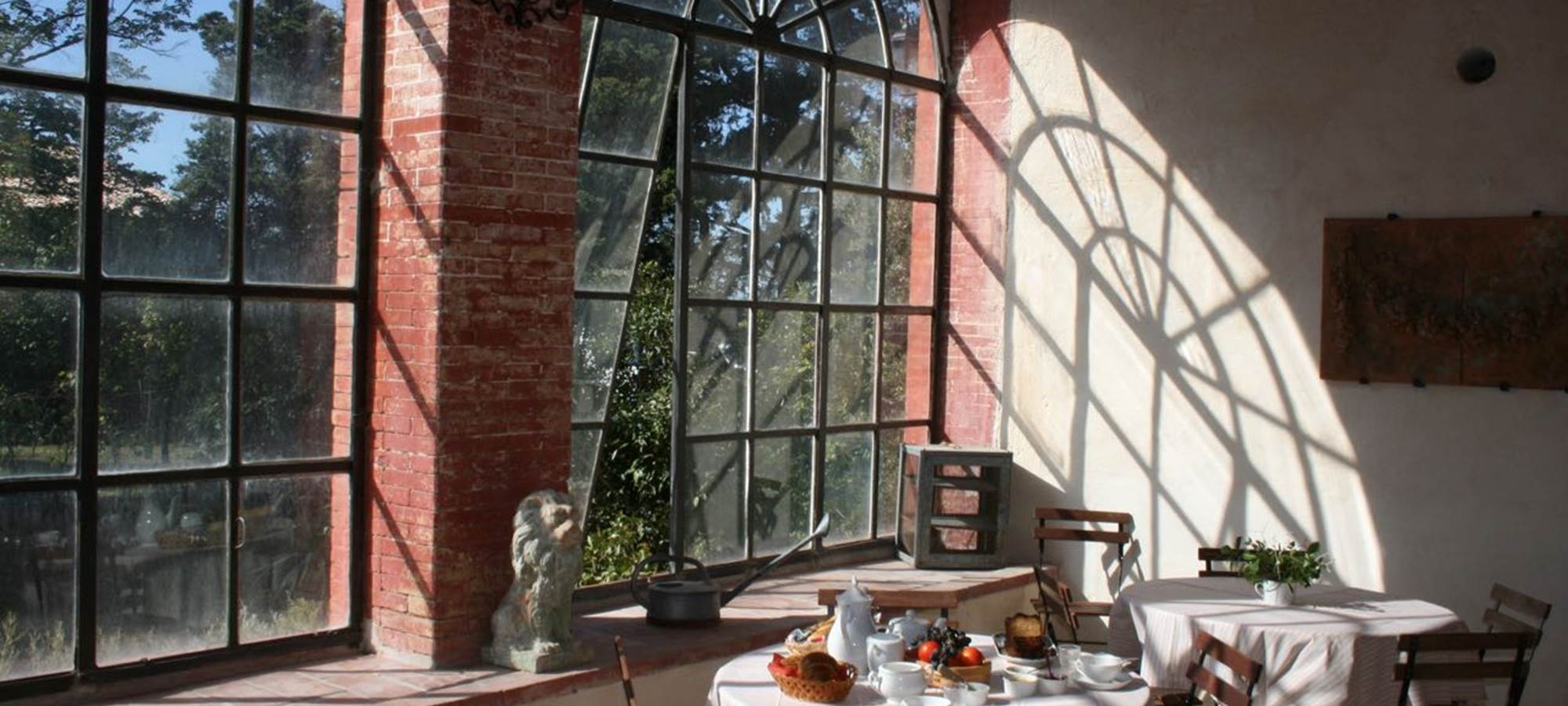 Petit déjeuner à la française dans l'Orangerie aux Chambres d'hôtes la Rougeanne