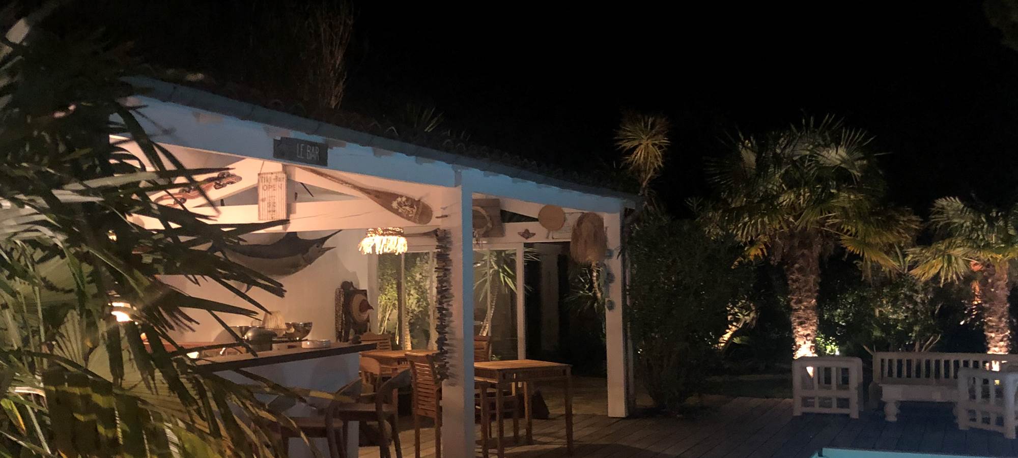 le soir , piscine et bar