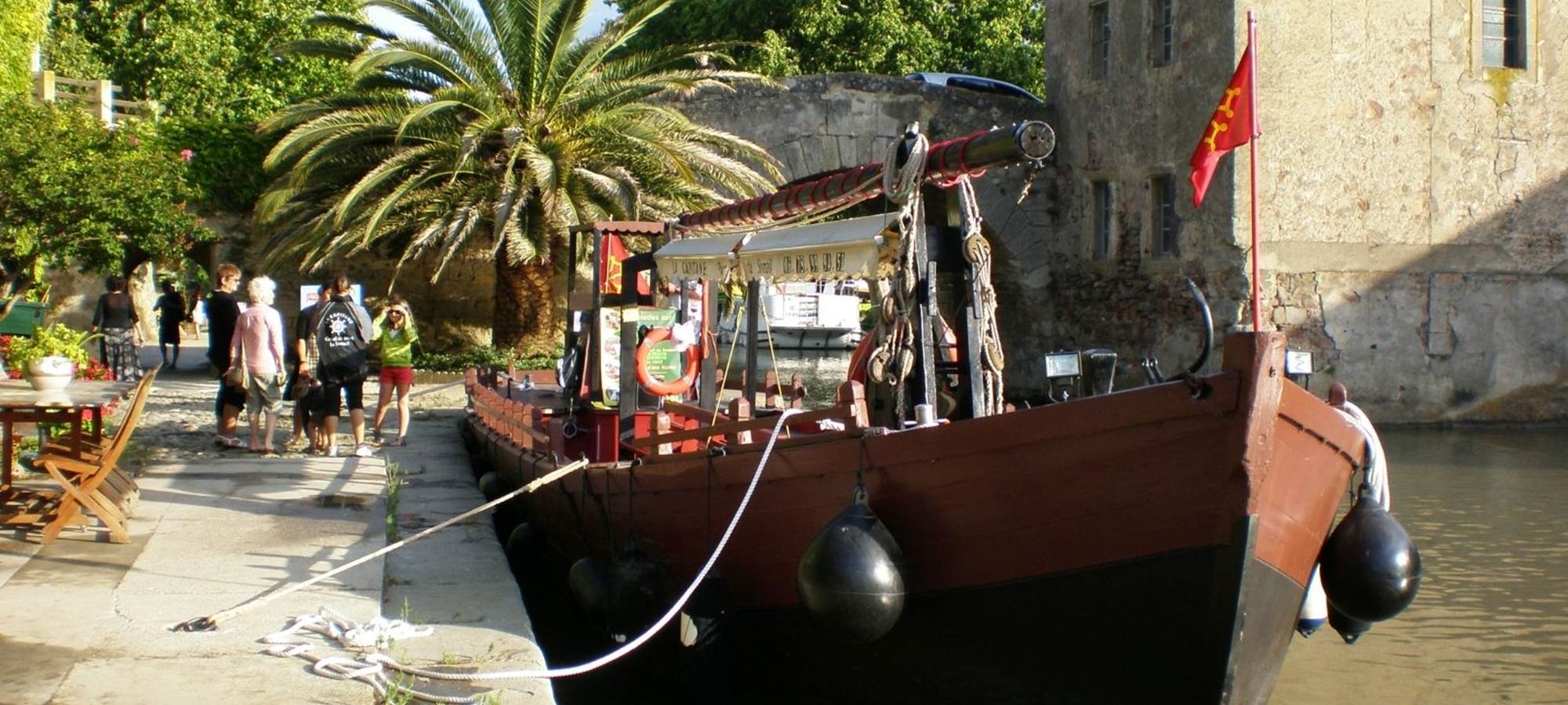 Le Somail, la capitane Gabarre en bois réplique du xix°siècle, Chapelle et pont canal  du Somail