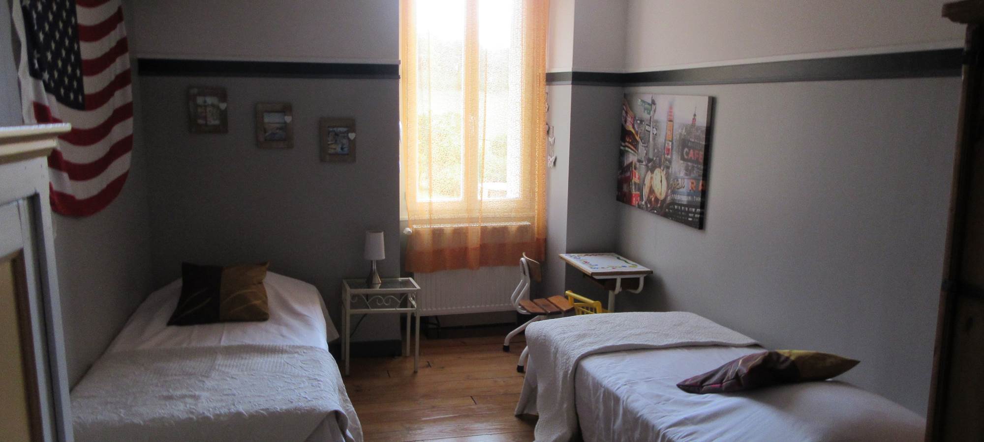 chambre 3. rez de chaussé.  2 lits en 90