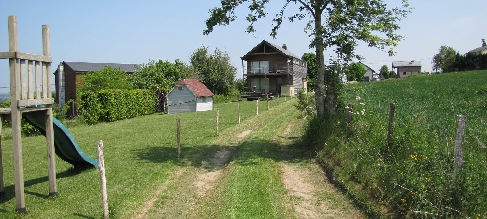 maison vue arrière de loin du jardin et jardin d'enfants