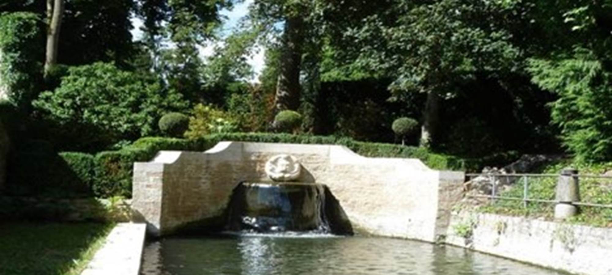 BUFFET D'EAU DEVANT L'ENTREE DU CHATEAU