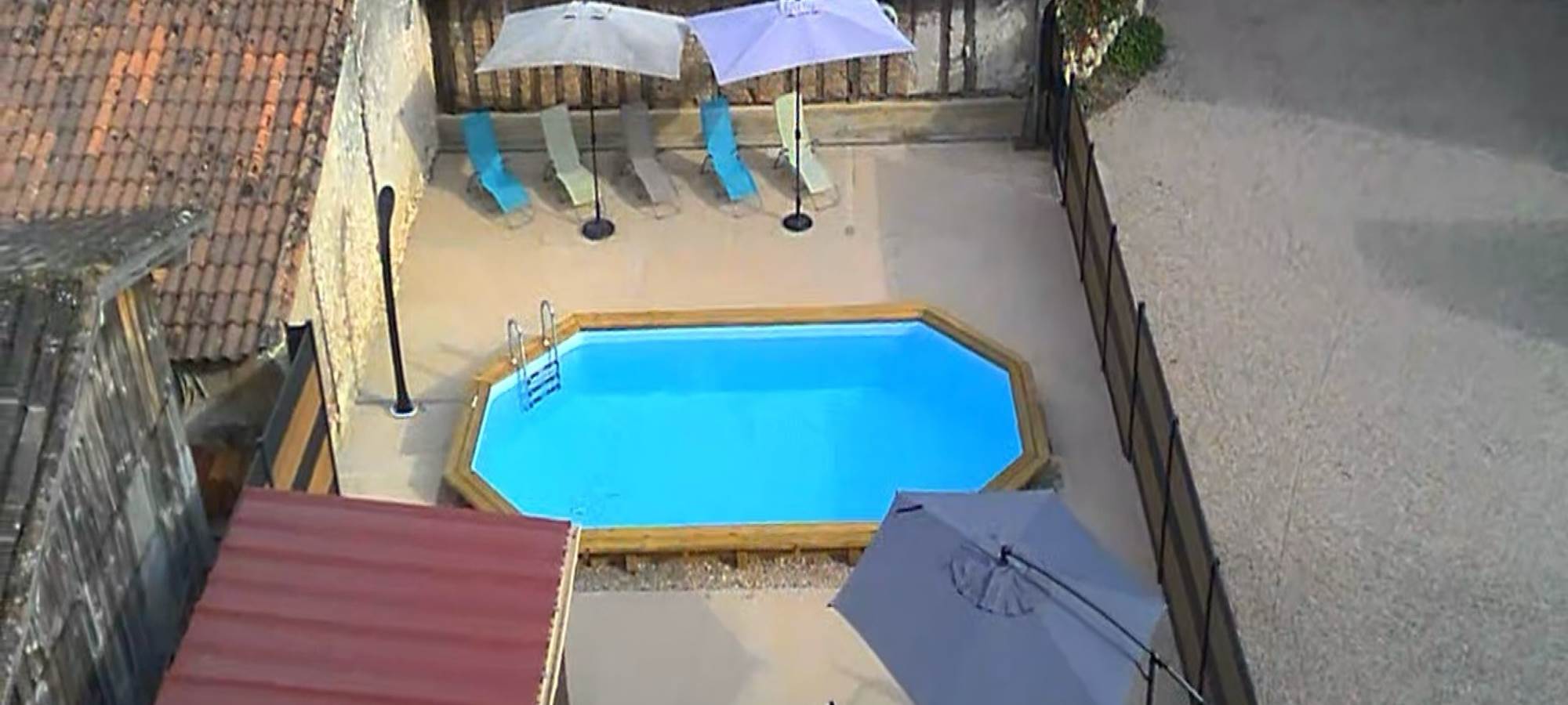 Piscine - transats - salon jardin - parasol