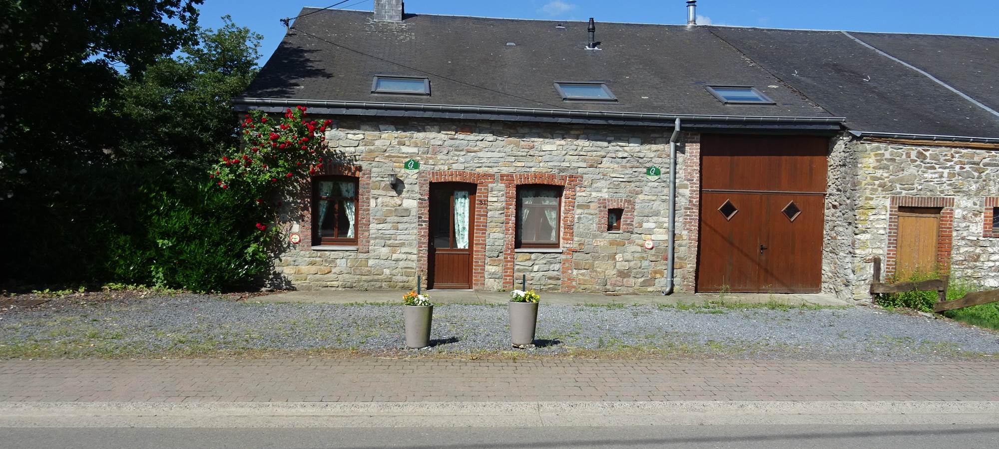 Façade des gîtes avec un grand parking privatif