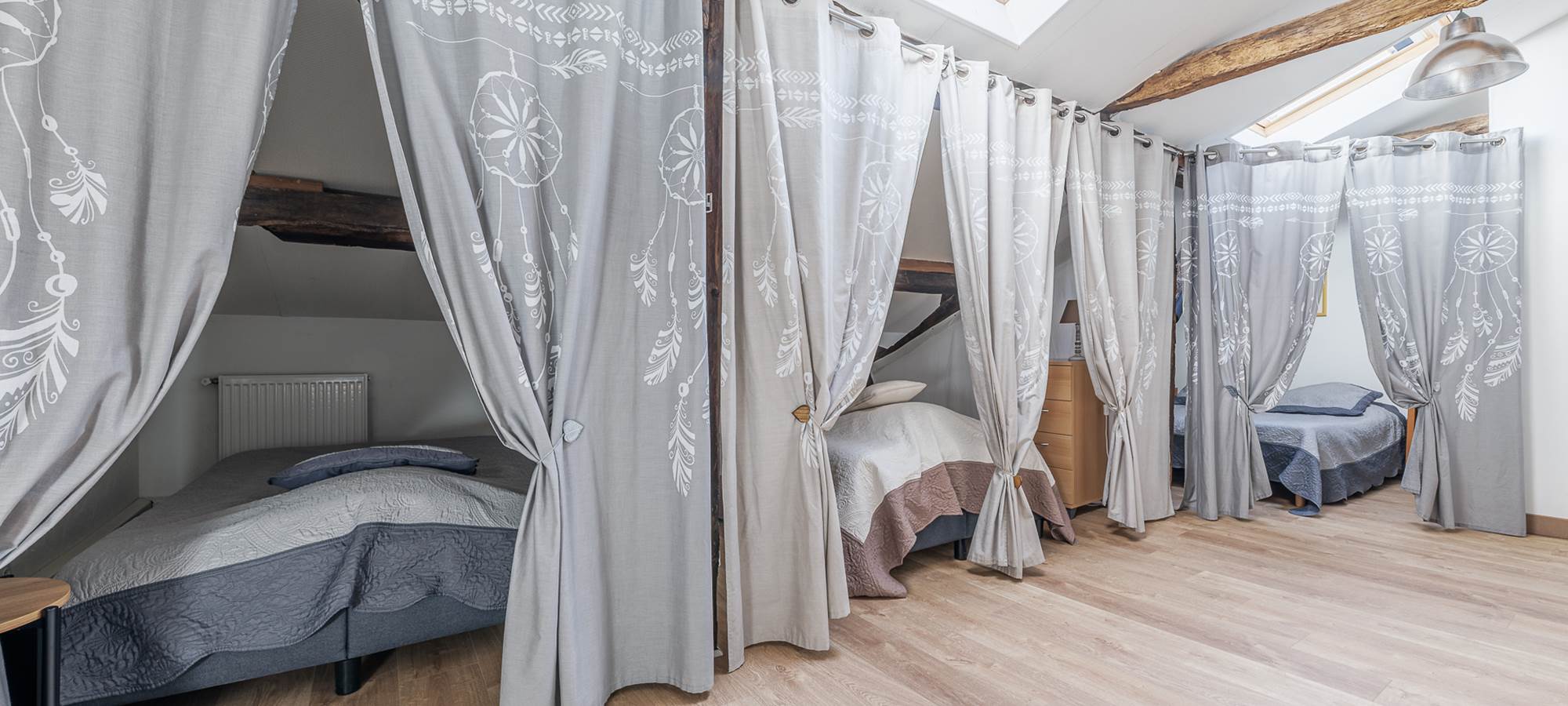 chambre dortoir 4 personnes à l'étage, climatisée, avec 2 lits en 120cm et 1 lit électrique en 140cm.