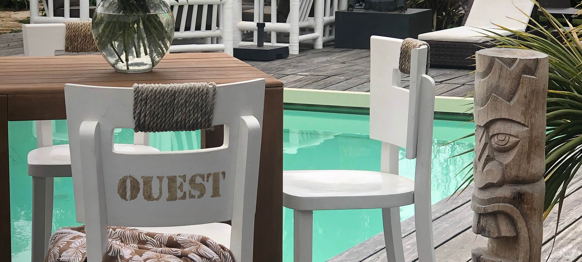 la terrasse autour de la piscine