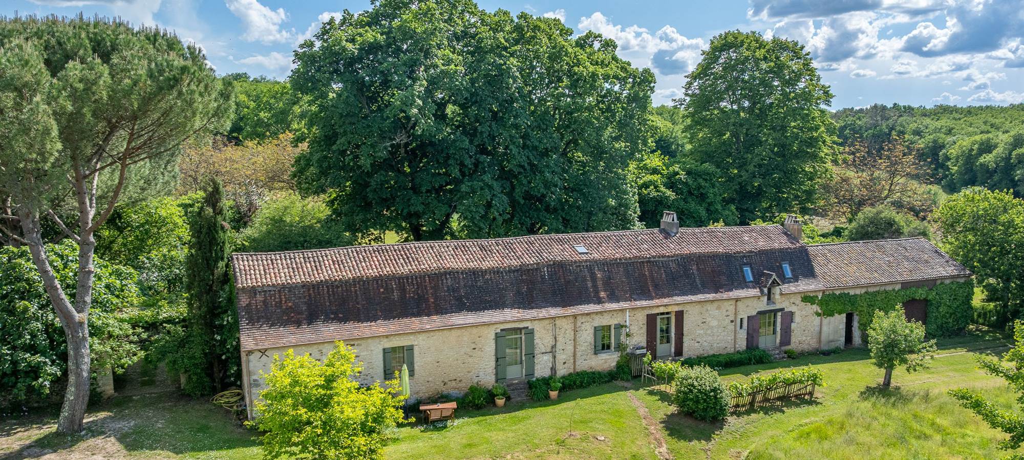 Domaine INYAQAB Cause de Clérans gîte et cabanes perchées crédit photo logadrone