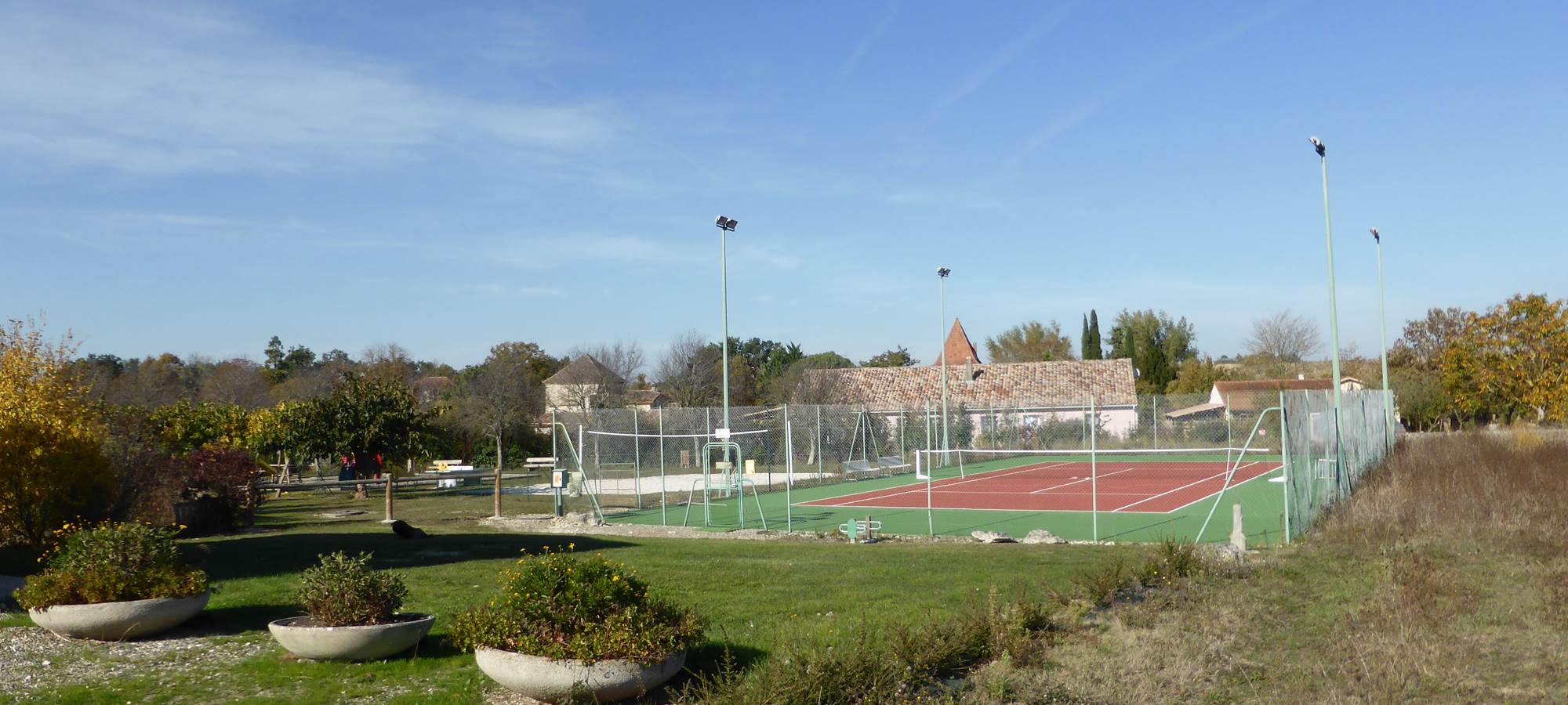 Saint Roch chambres d'hôtes terrain de tennis de volley jeux pour enfants à 200 mètres.jpg