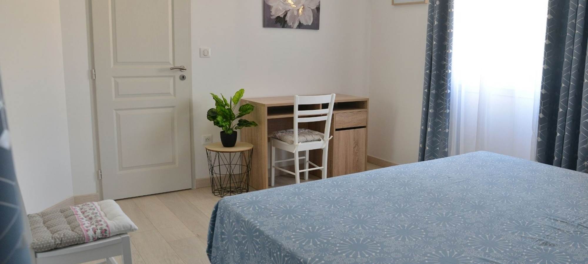 Chambre 2 Gîte Divine Etoile Bureau wifi Fibre gratuit fenêtre double vitrage placard penderie de rangement