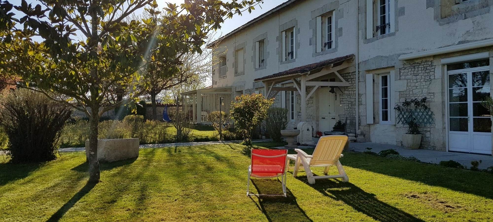 Maison et jardin devant